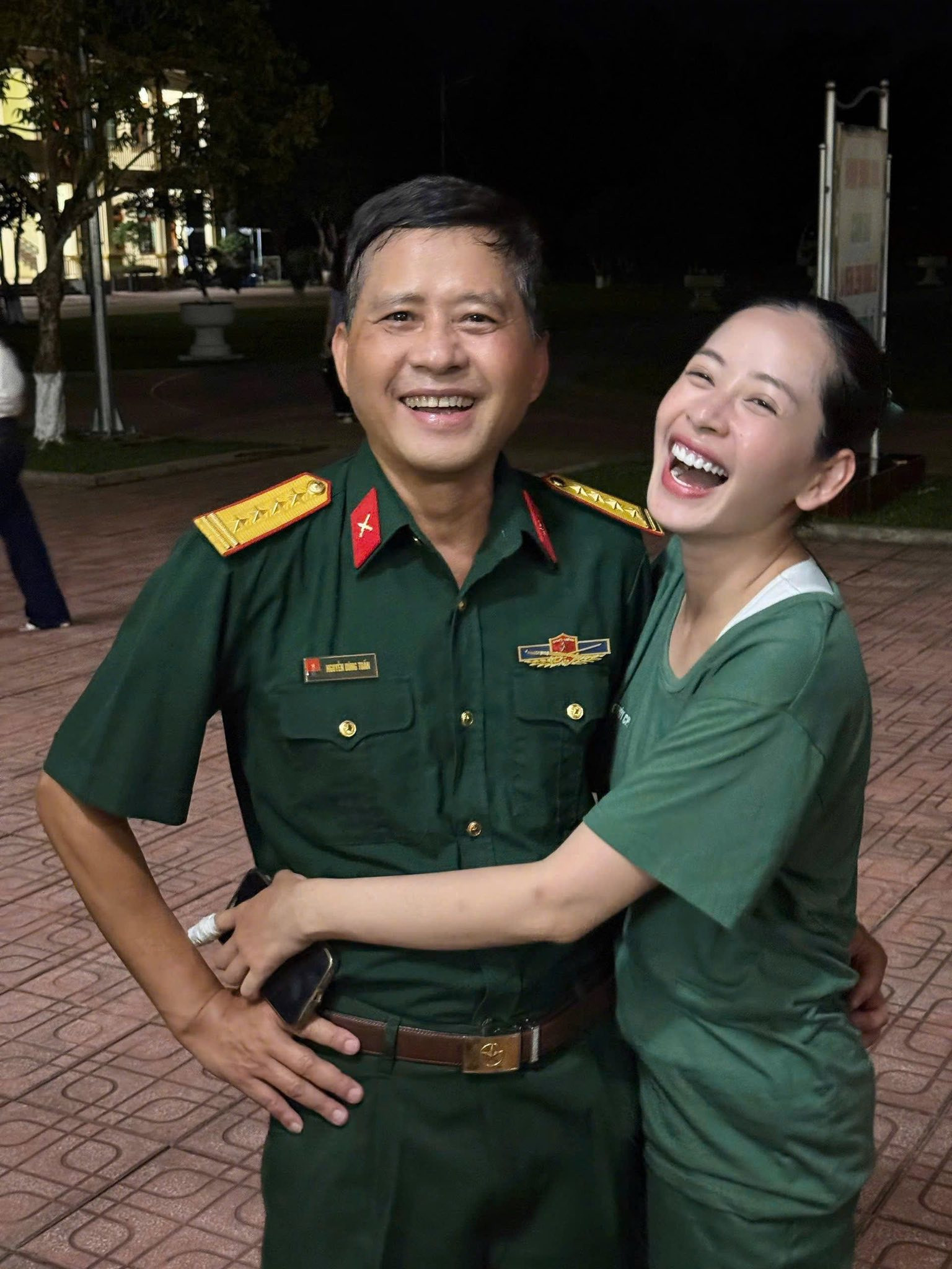 Loạt ảnh lần  công bố của Chi Pu bên bố mang hàm Đại tá gây sốt