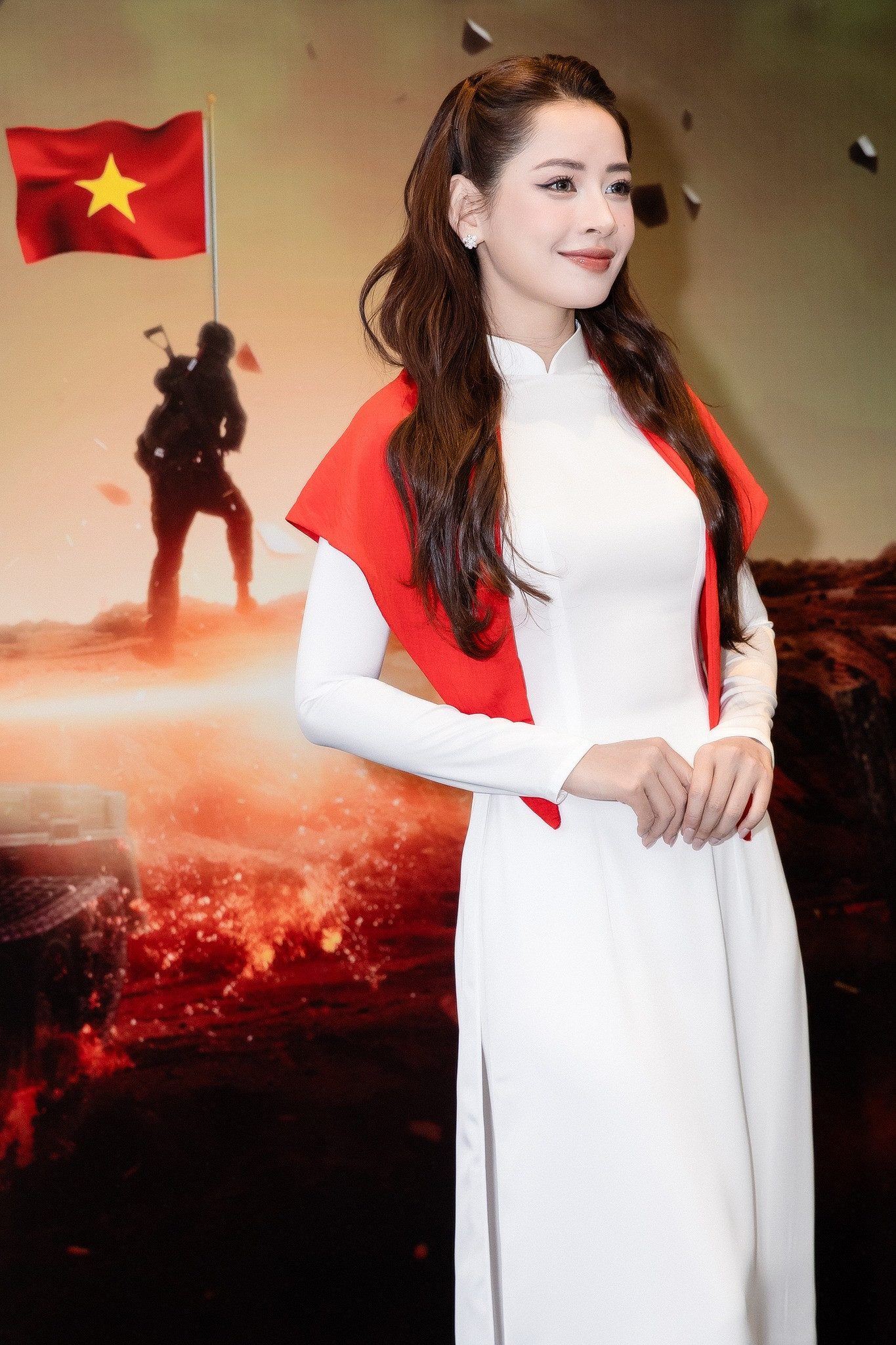 Loạt ảnh lần đầu công bố của Chi Pu bên bố mang hàm Đại tá gây sốt