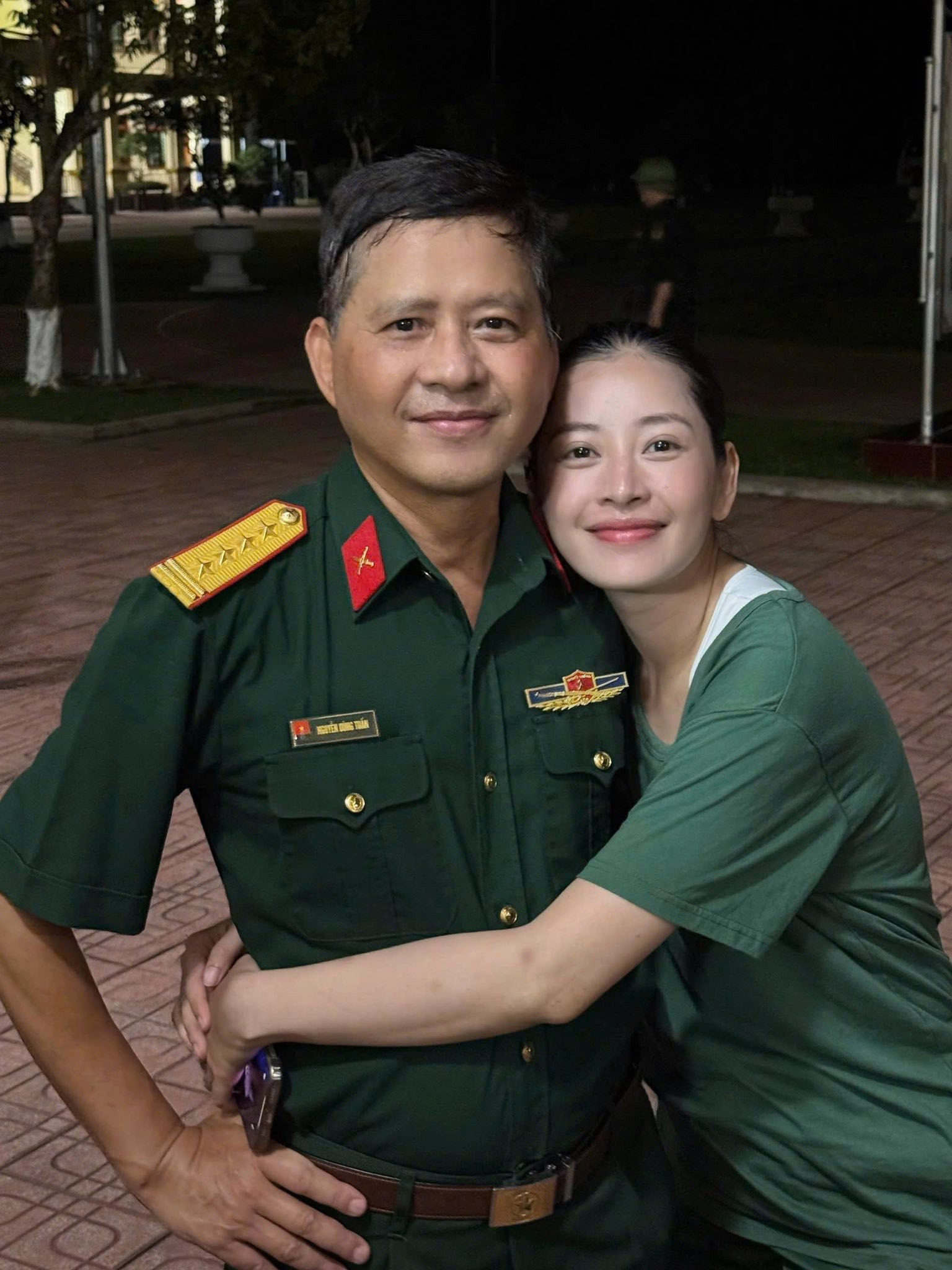 Loạt ảnh lần  công bố của Chi Pu bên bố mang hàm Đại tá gây sốt