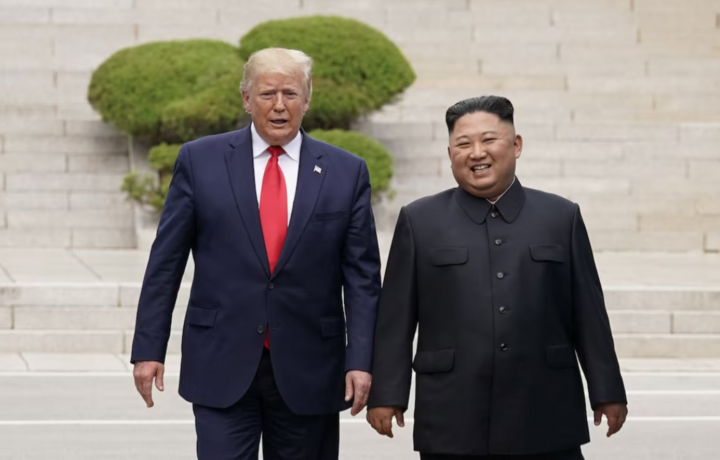 Tổng thống Mỹ Donald Trump gặp nhà lãnh đạo Triều Tiên Kim Jong-un tại khu phi quân sự ngăn cách Triều Tiên và Hàn Quốc năm 2019. (Ảnh: Reuters)