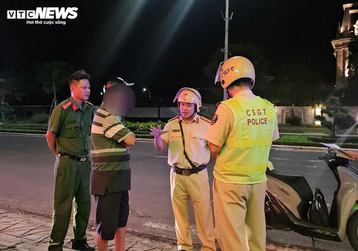 Dù được cán bộ CSGT giải thích gần 1 giờ nhưng ông H. vẫn không chấp hành việc đo nồng độ cồn.