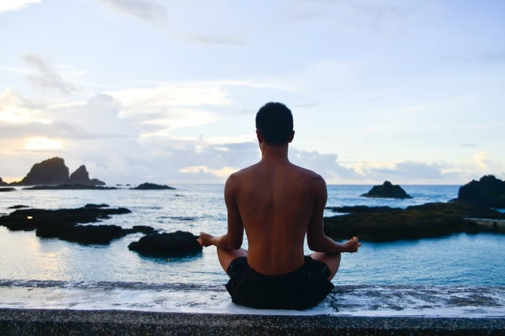 Nhiều người tìm đến các hoạt động tâm linh để khai sáng và vượt qua thời điểm khó khăn, chẳng hạn như bệnh tật. (Ảnh: Shutterstock)