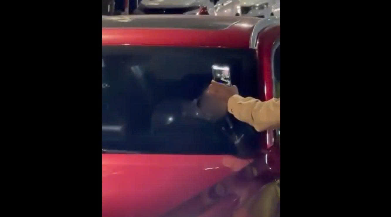 Một nữ ca sĩ vi phạm giao thông, đóng cửa xe hút bóng cười - Ảnh 1.