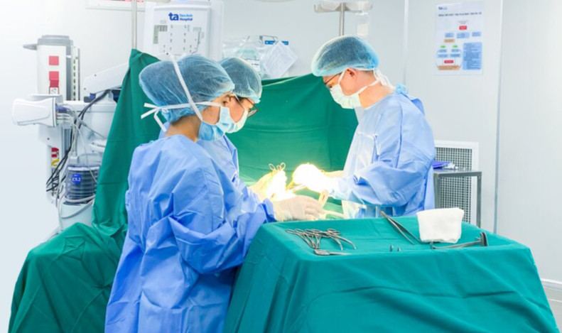 Người phụ nữ bị rò rỉ, vỡ túi ngực sau 14 năm nâng ngực: Túi ngực có thời hạn được bao lâu? - Ảnh 1.
