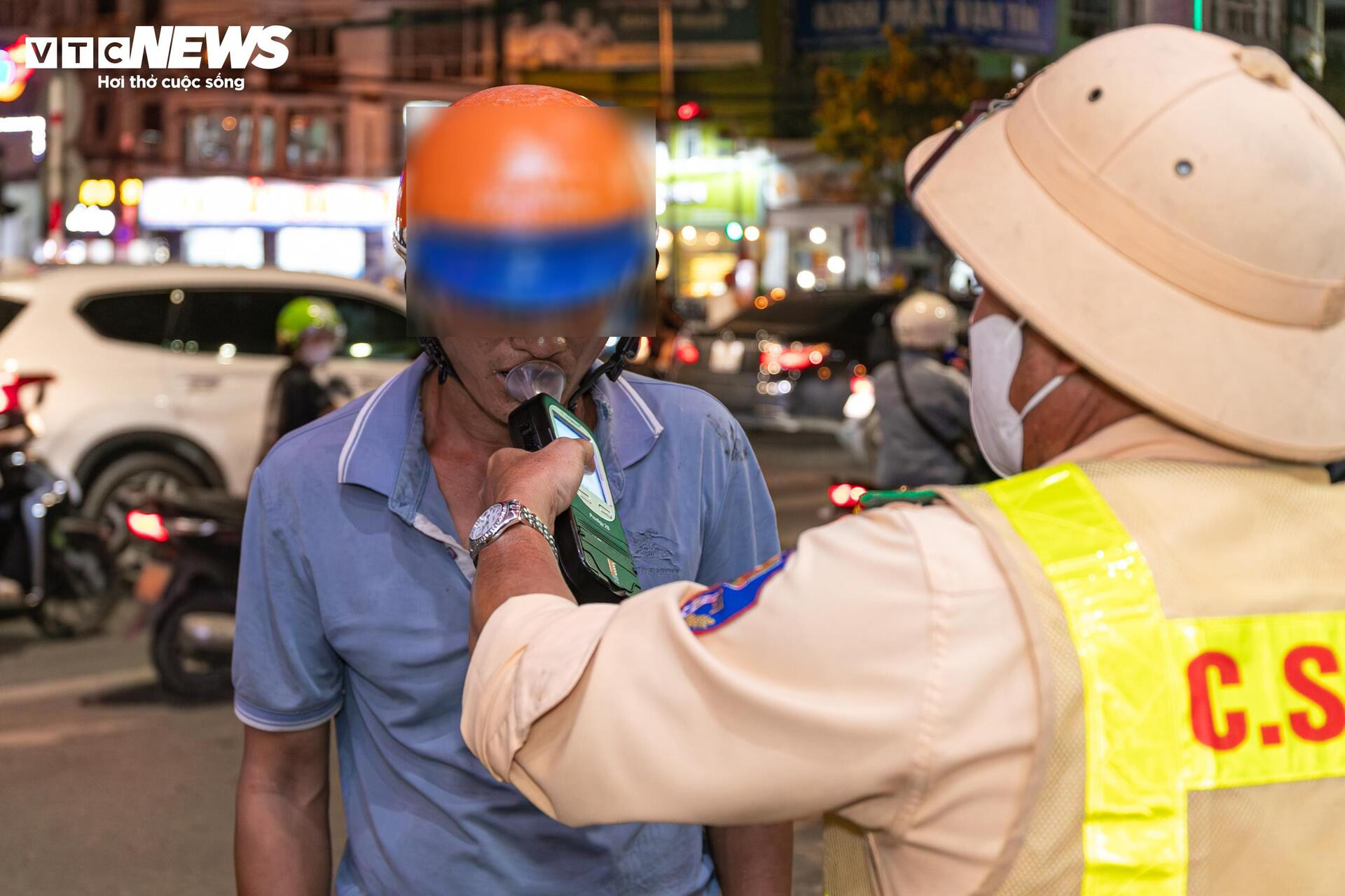 Tài xế vi phạm nồng độ cồn giả vờ mất trí, liên tục nói 'tôi không nhớ gì cả' - 8