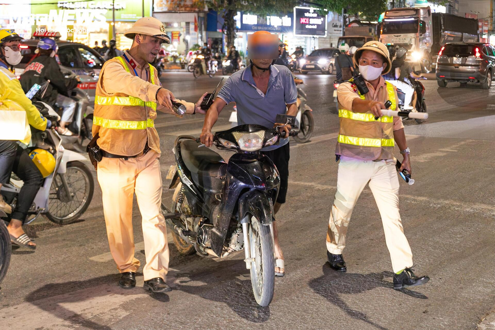 Tài xế vi phạm nồng độ cồn giả vờ mất trí, liên tục nói 'tôi không nhớ gì cả' - 7