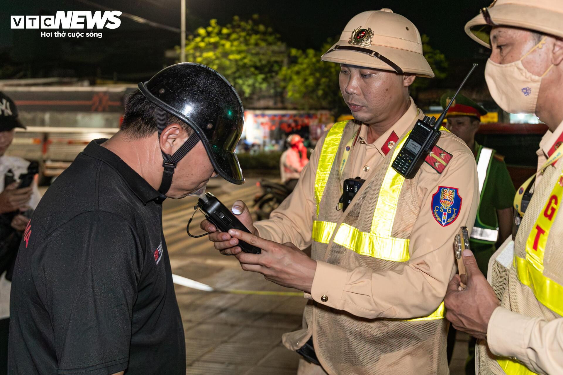 Tài xế vi phạm nồng độ cồn giả vờ mất trí, liên tục nói 'tôi không nhớ gì cả' - 3