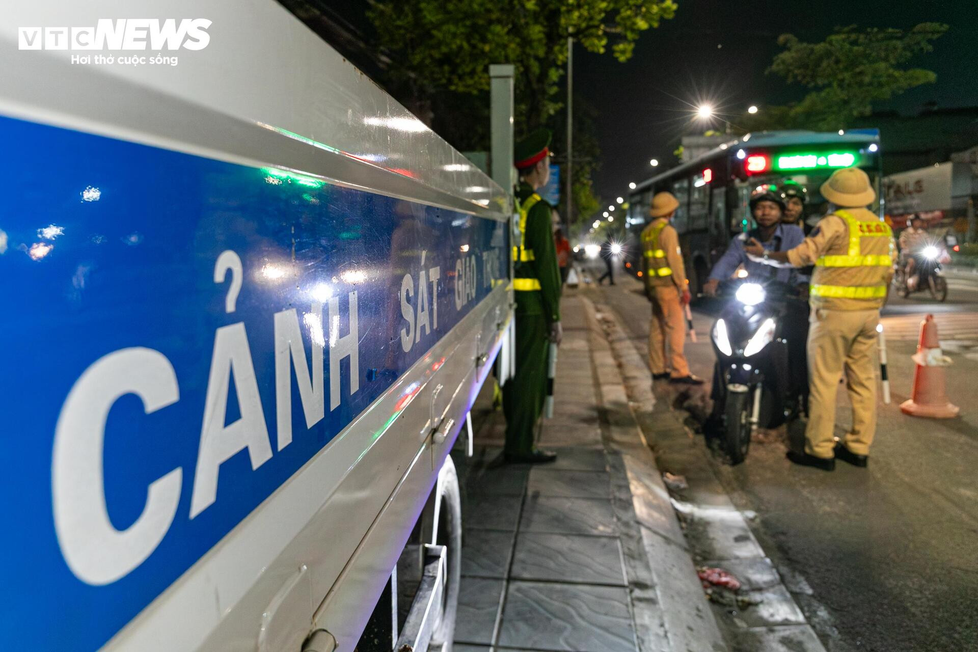 Tài xế vi phạm nồng độ cồn giả vờ mất trí, liên tục nói 'tôi không nhớ gì cả' - 18