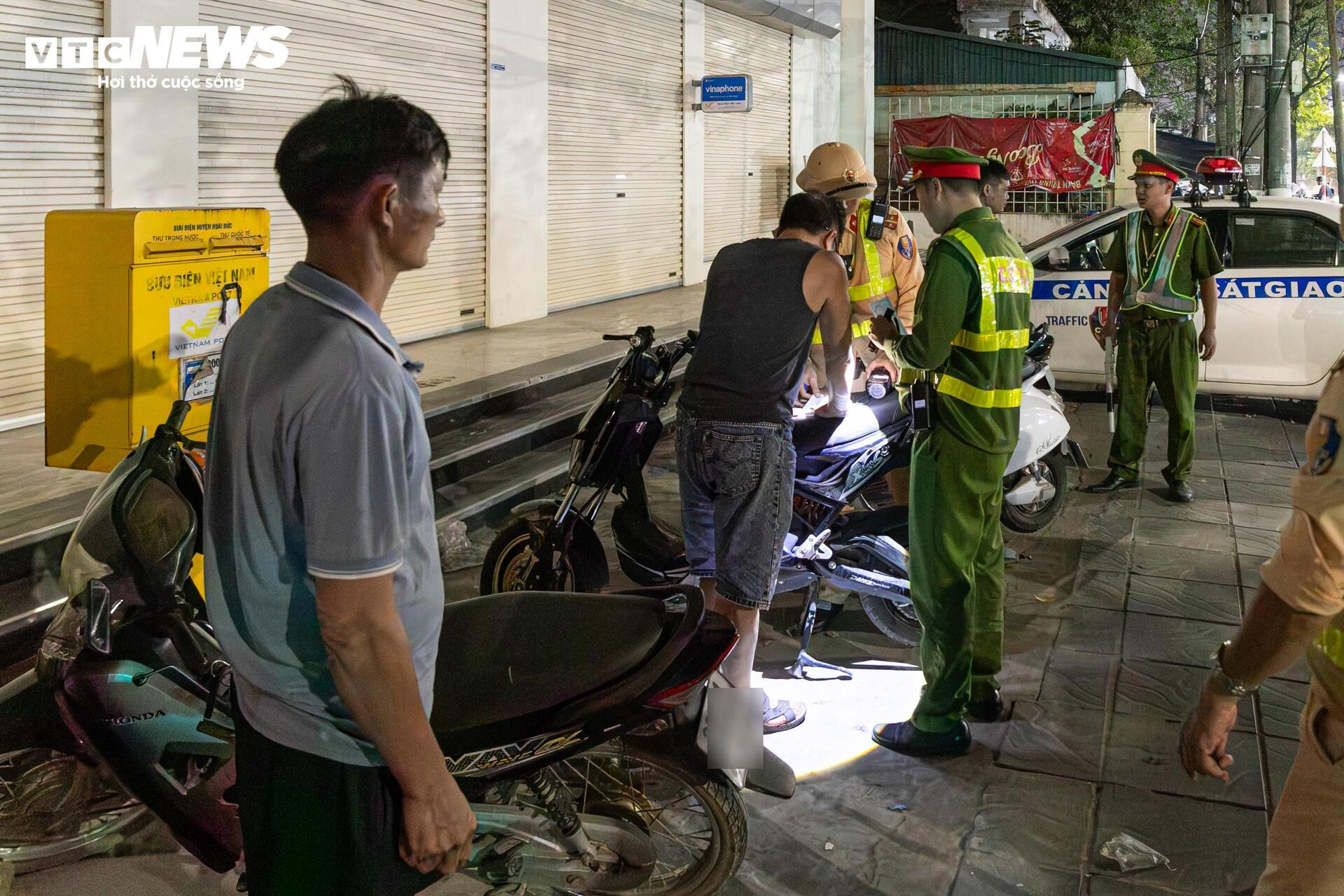 Tài xế vi phạm nồng độ cồn giả vờ mất trí, liên tục nói 'tôi không nhớ gì cả' - 14