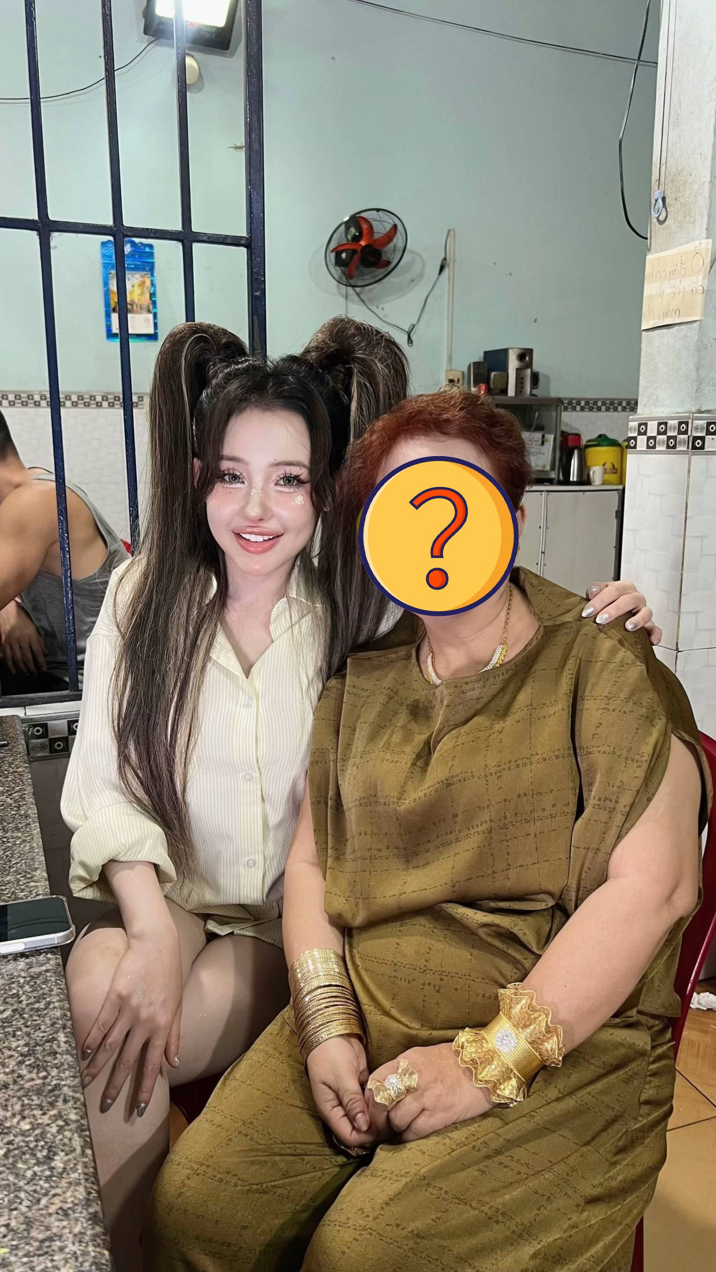 Tình trạng đáng lo của mẹ Ngân 98 sau khi dính líu đến vụ án buôn bán hàng giả của con gái