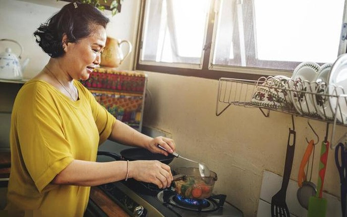 Tôi từng nghĩ nghỉ hưu là lúc dựa vào con, cho đến khi con dâu bảo: 'Mẹ trả tiền thì mới được gặp cháu' - Ảnh 1.