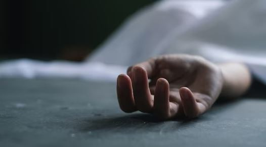 Bé gái 11 tuổi tử vong trong tủ quần áo, cha mẹ bị bắt giữ - Ảnh 1.