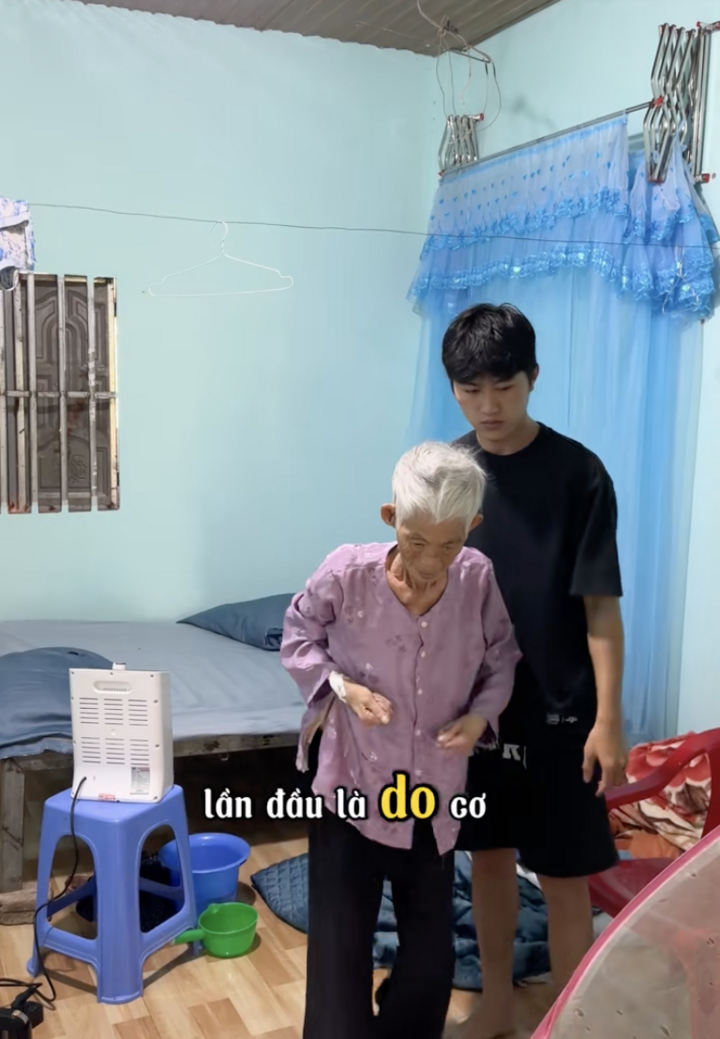 Cháu trai gen Z bỏ việc về quê chăm bà bệnh nặng khiến người dùng TikTok rơi lệ - 8