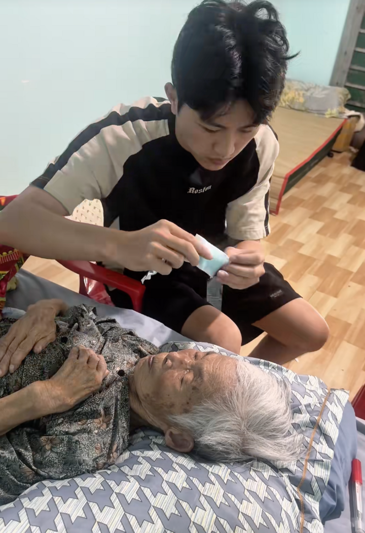 Cháu trai gen Z bỏ việc về quê chăm bà bệnh nặng khiến người dùng TikTok rơi lệ - 6