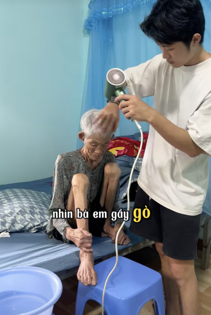 Chàng trai trách nhiệm làm mọi công việc chăm sóc bà.