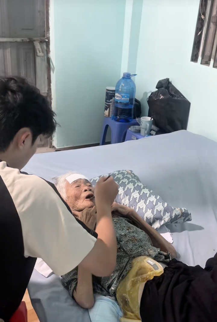 Những lúc bà ốm sốt, Nam dường như thức trắng đêm.