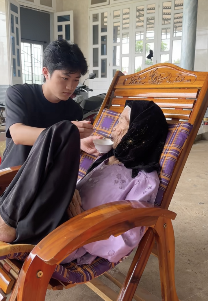 Cháu trai gen Z bỏ việc về quê chăm bà bệnh nặng khiến người dùng TikTok rơi lệ - 9