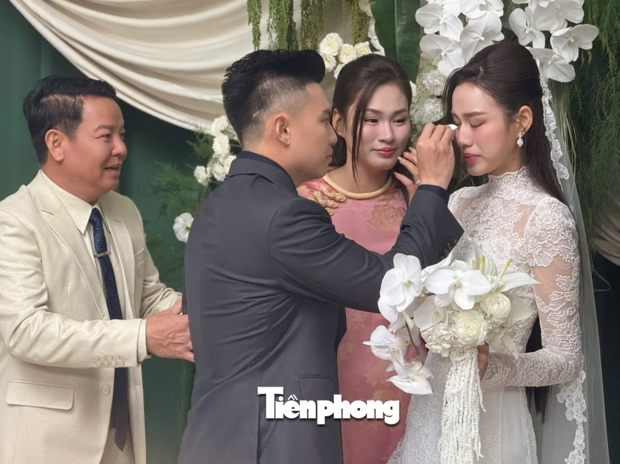 Chị gái sống kín tiếng lộ diện cực xinh đẹp trong đám cưới của Đỗ Thị Hà