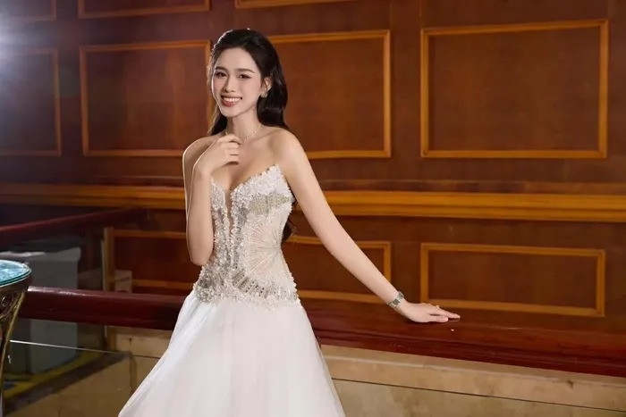 Dâu hào môn Midu  Đỗ Thị Hà đụng hàng khoảng cách chiều cao 17cm có thành vấn đề