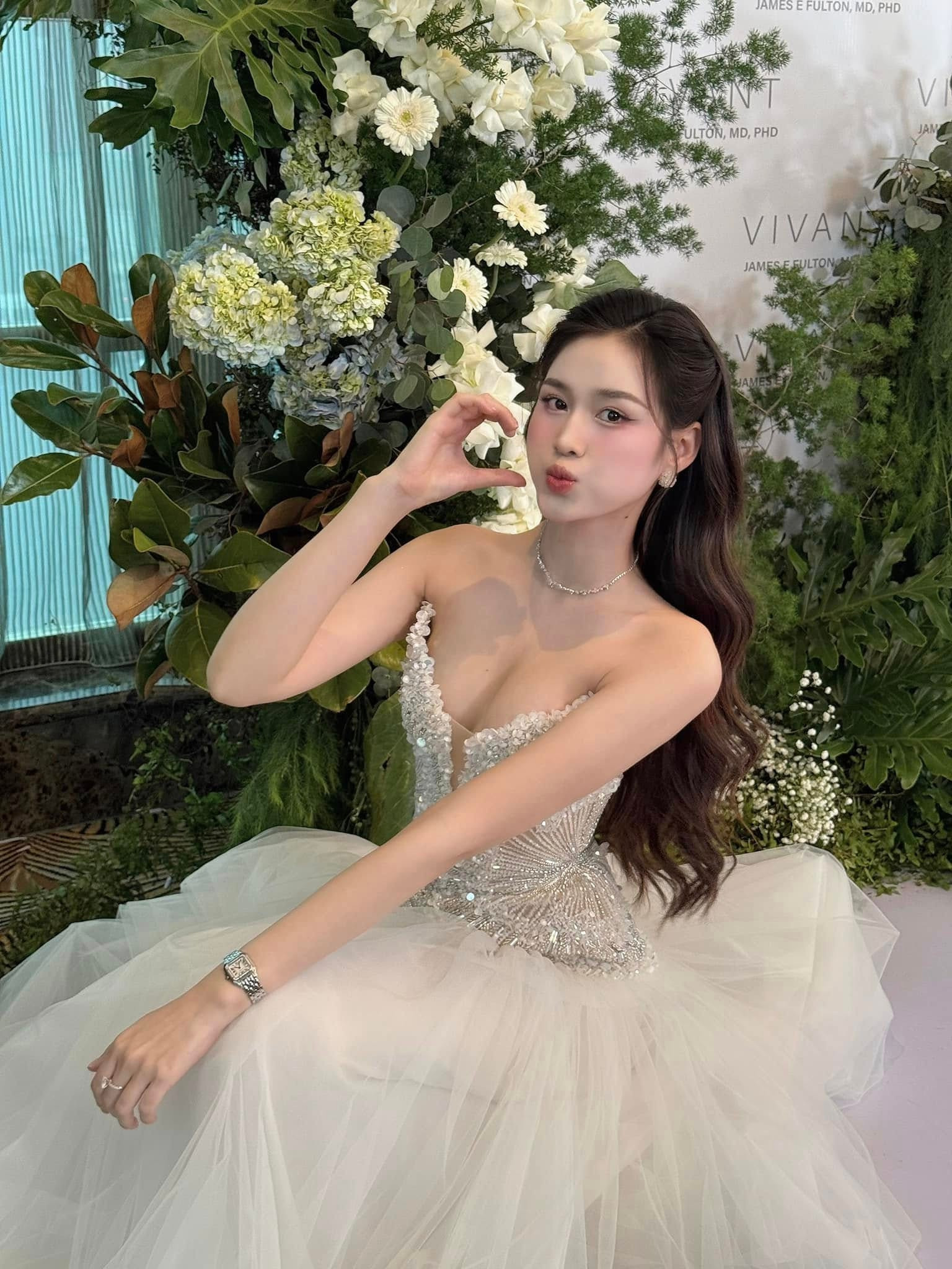 Dâu hào môn Midu  Đỗ Thị Hà đụng hàng khoảng cách chiều cao 17cm có thành vấn đề