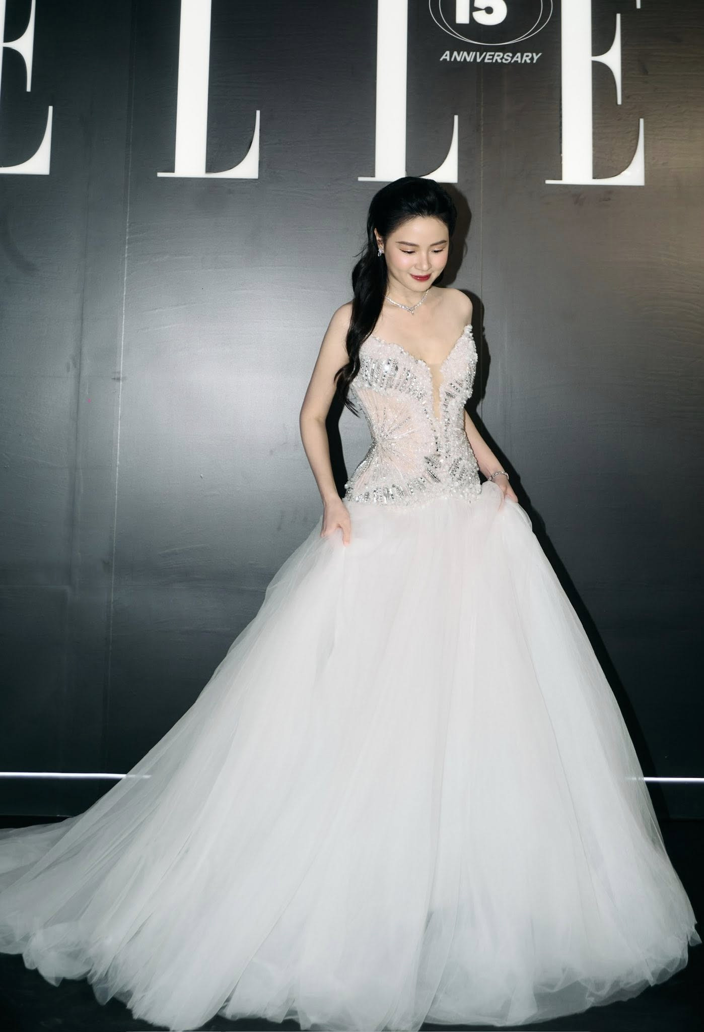 Dâu hào môn Midu  Đỗ Thị Hà đụng hàng khoảng cách chiều cao 17cm có thành vấn đề