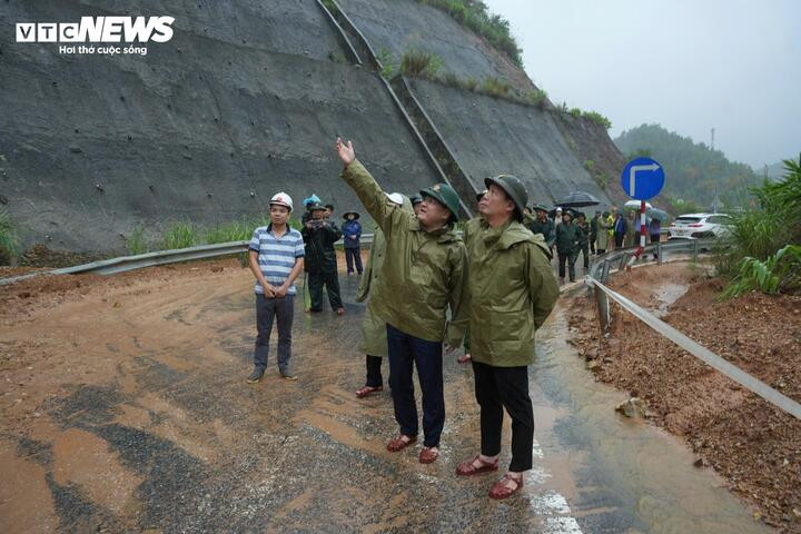 Lãnh đạo TP Huế kiểm tra tại khu vực sạt lở ở xã Khe Tre. (Ảnh: Ngọc Minh)