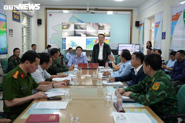 Lãnh đạo TP Huê yêu cầu các lực lượng, chính quyền địa phương dốc toàn lực để ứng phó bão số 12 và mưa lũ do bão gây ra.