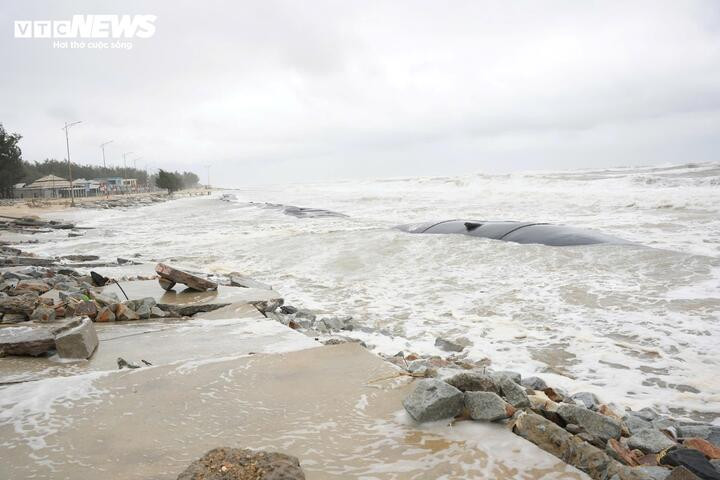 Mặc dù mới làm hệ thống kè mềm chống sạt nhưng bão số 12 gây sóng lớn, bờ biển Thuận An vẫn tiếp tục bị xâm thực. (Ảnh: Ngọc Minh)