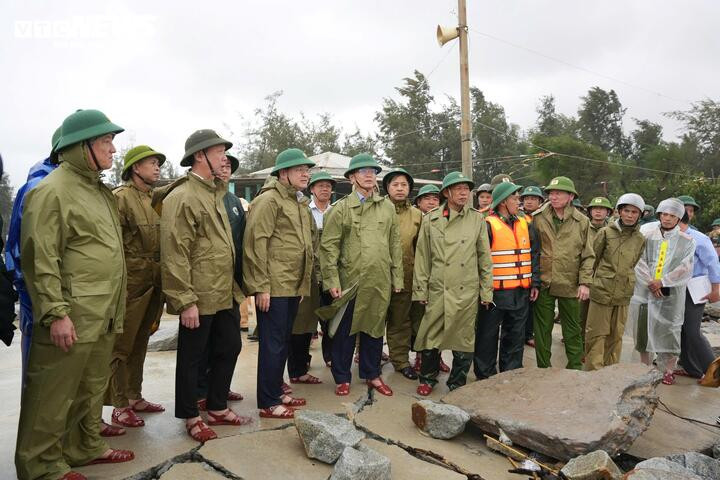 Bí thư Thành uỷ và Chủ tịch UBND TP Huế và đoàn công tác kiểm tra tại bờ biển Thuận An (TP Huế) - nơi vừa bị tàn phá bởi bão số 10 (bualoi). (Ảnh: Ngọc Minh)