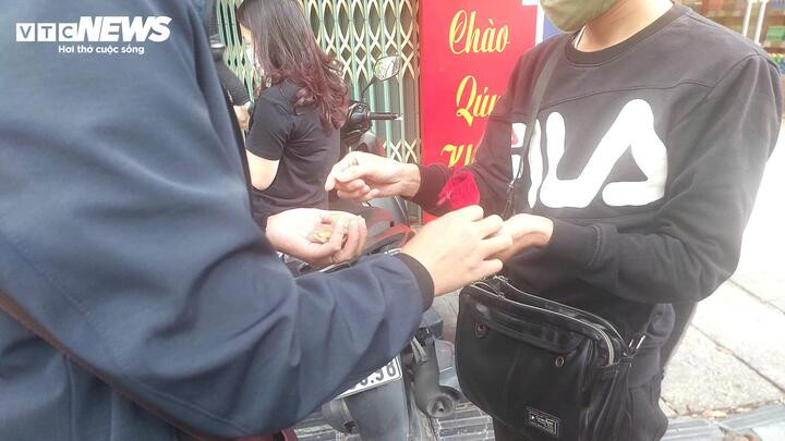 Anh Nguyễn Văn Dinh mang toàn bộ 10 chỉ vàng đi bán cắt lỗ sau khi giá vàng thế giới và trong nước giảm mạnh.