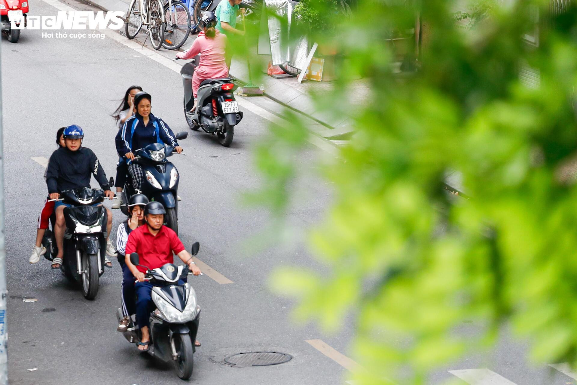 Người Hà Nội xuýt xoa đón gió lạnh đầu mùa - 14