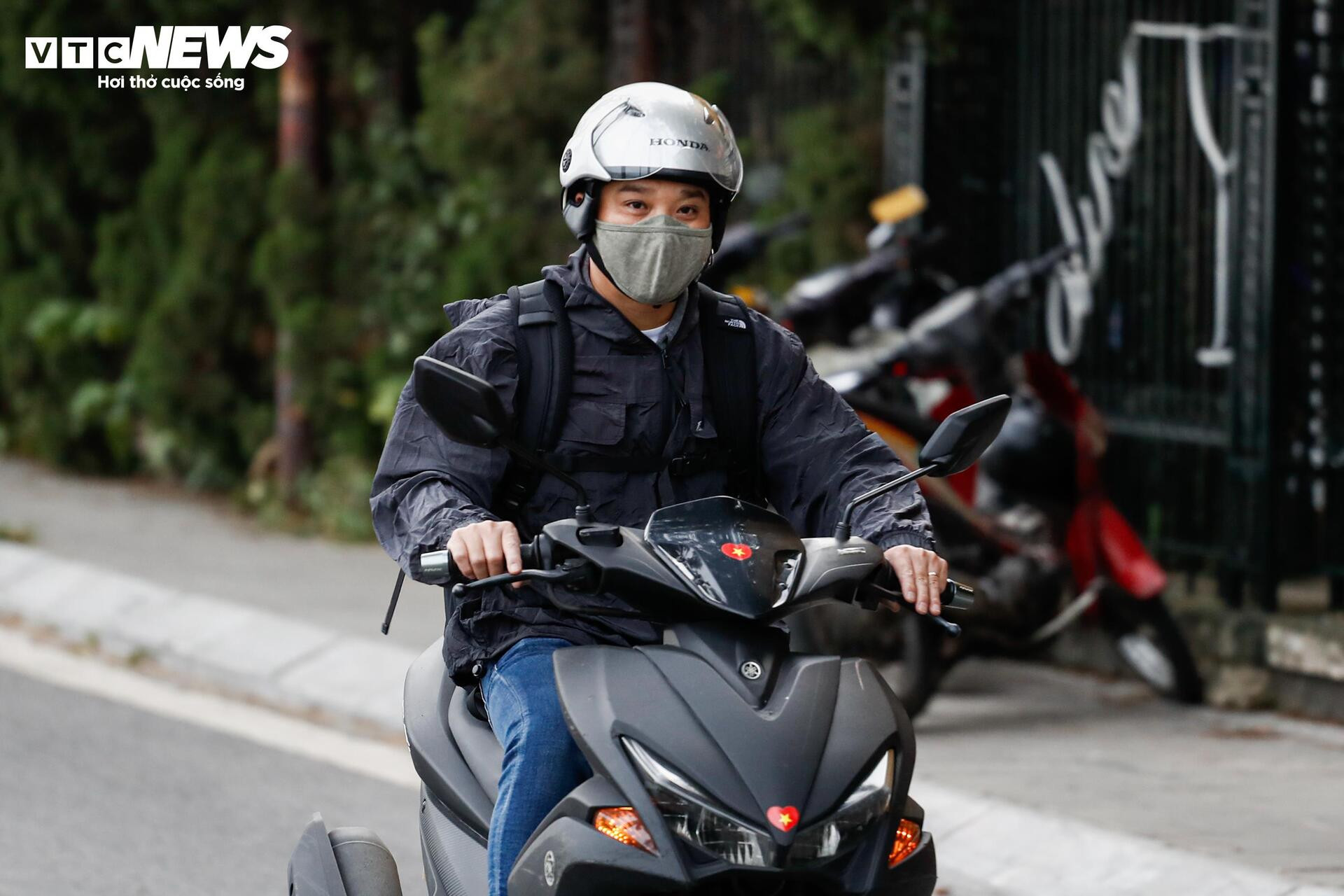 Người Hà Nội xuýt xoa đón gió lạnh đầu mùa - 10