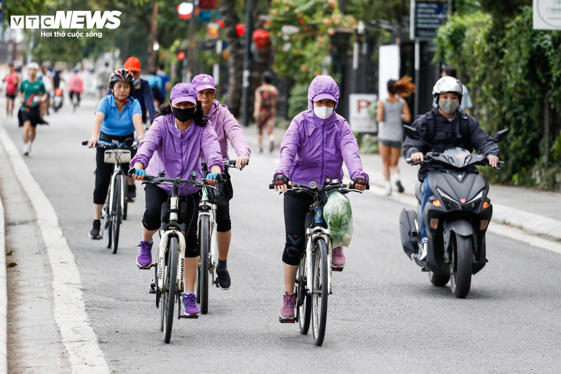 Người Hà Nội xuýt xoa đón gió lạnh đầu mùa - 5