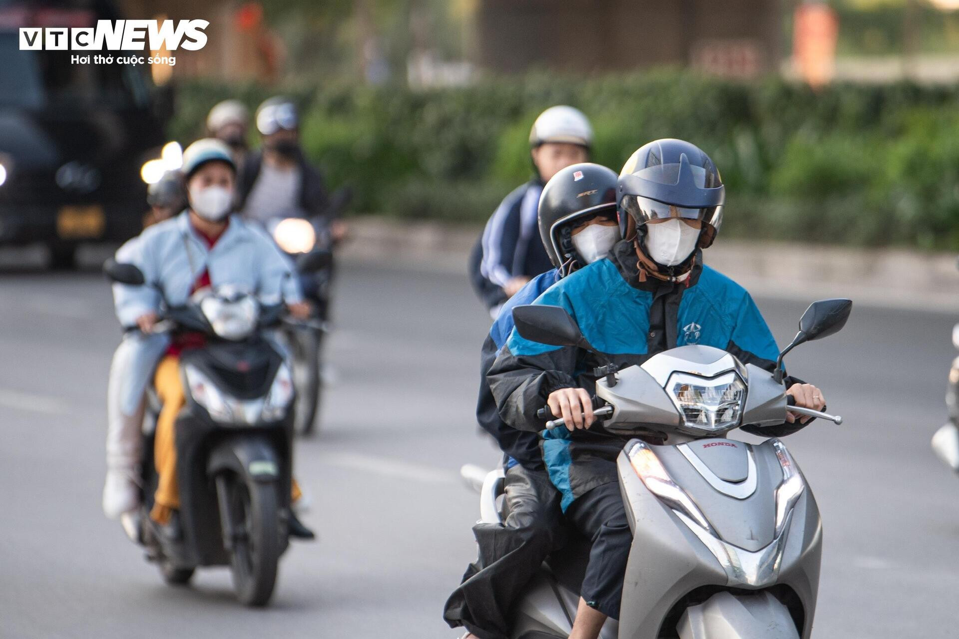 Người Hà Nội xuýt xoa đón gió lạnh đầu mùa - 11