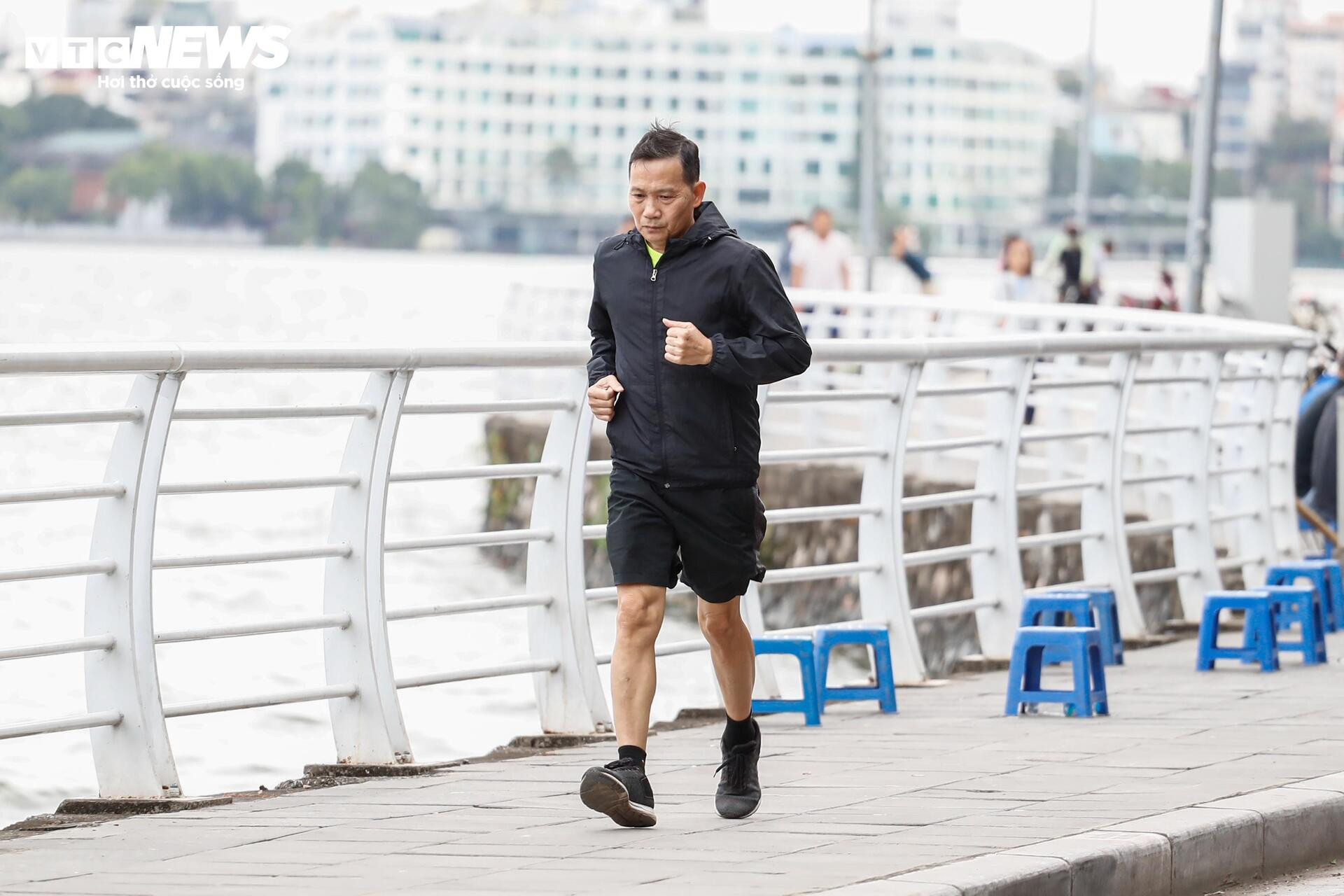 Người Hà Nội xuýt xoa đón gió lạnh đầu mùa - 7