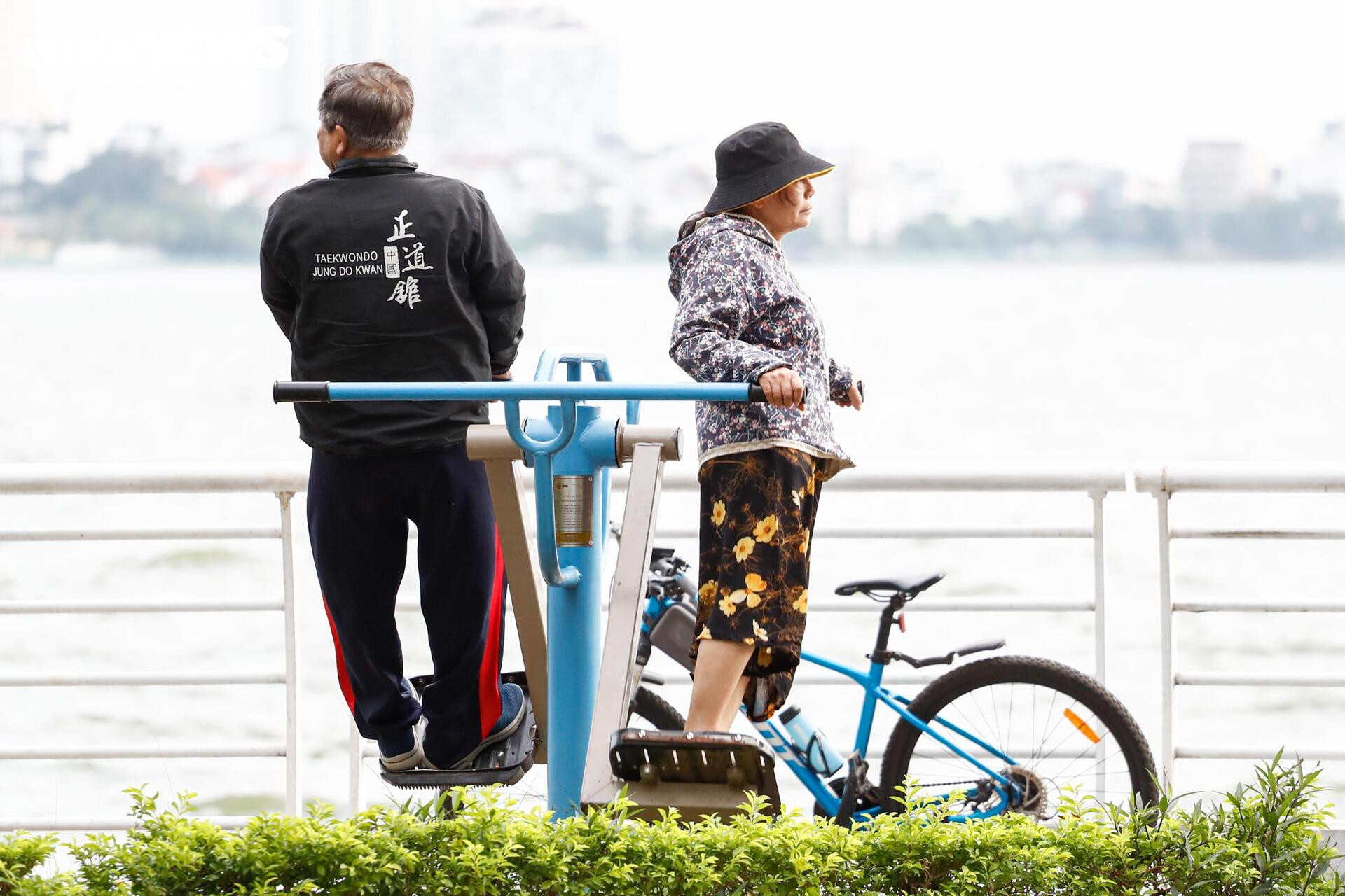 Người Hà Nội xuýt xoa đón gió lạnh đầu mùa - 4