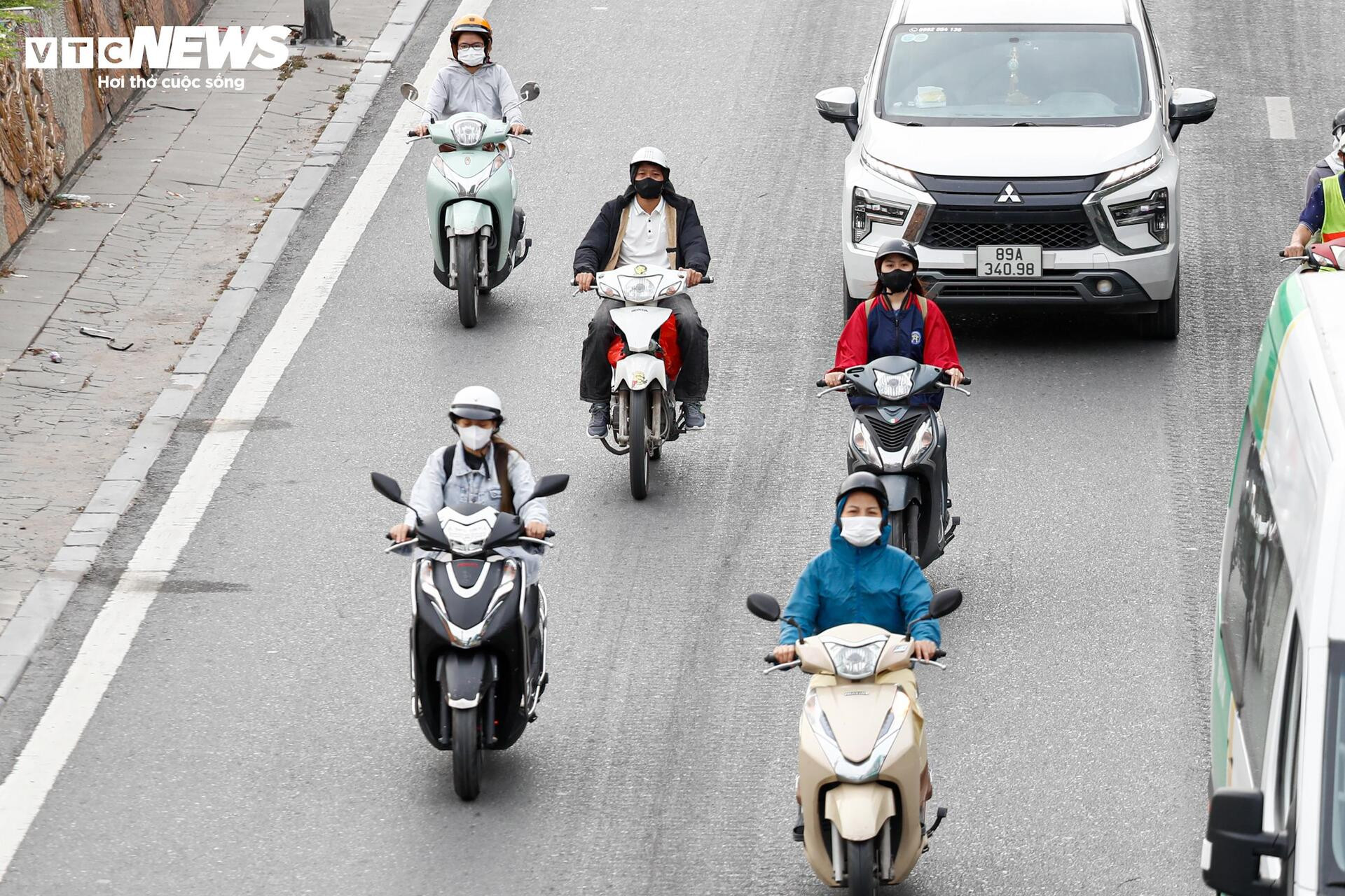 Người Hà Nội xuýt xoa đón gió lạnh đầu mùa - 2