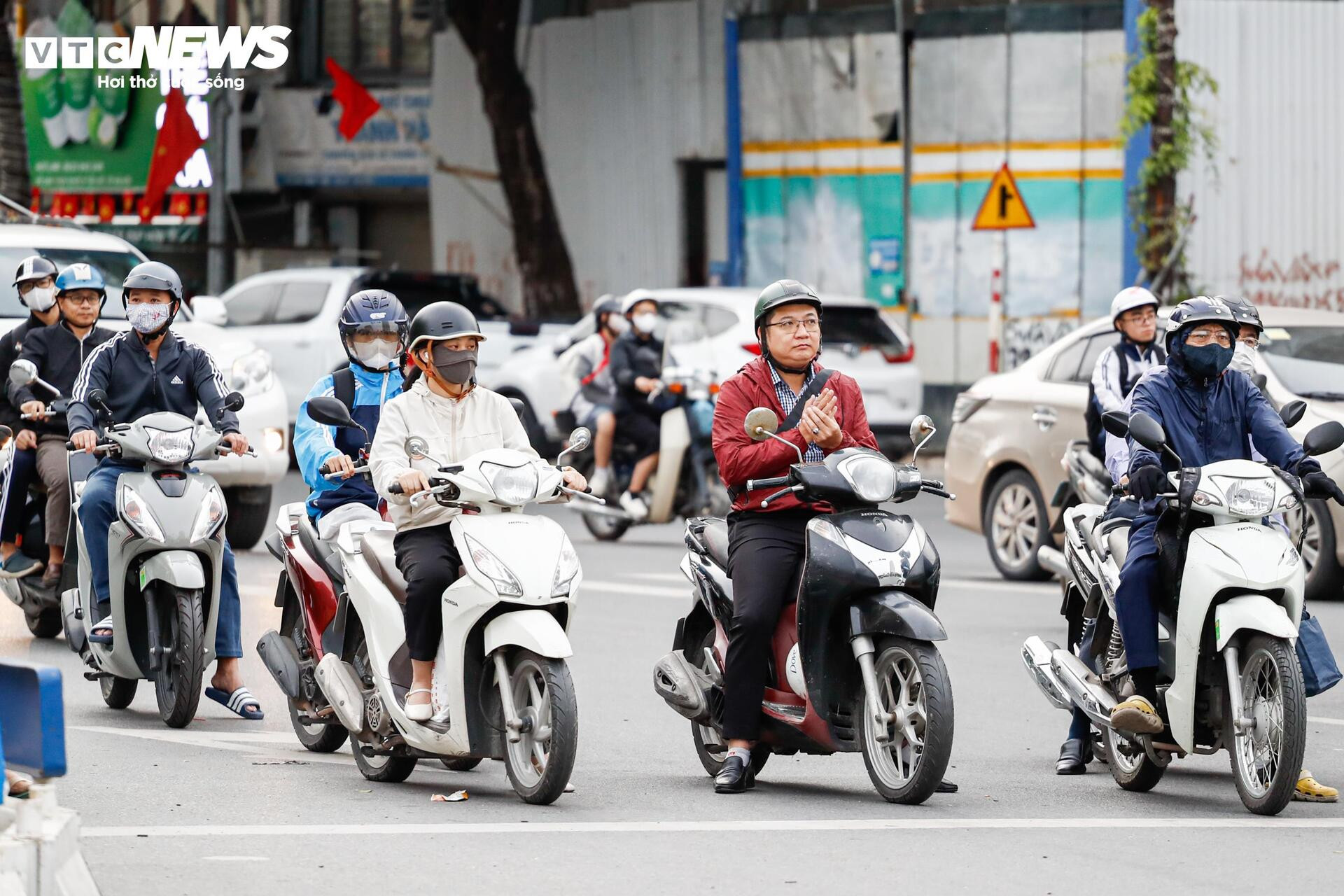 Người Hà Nội xuýt xoa đón gió lạnh đầu mùa - 1