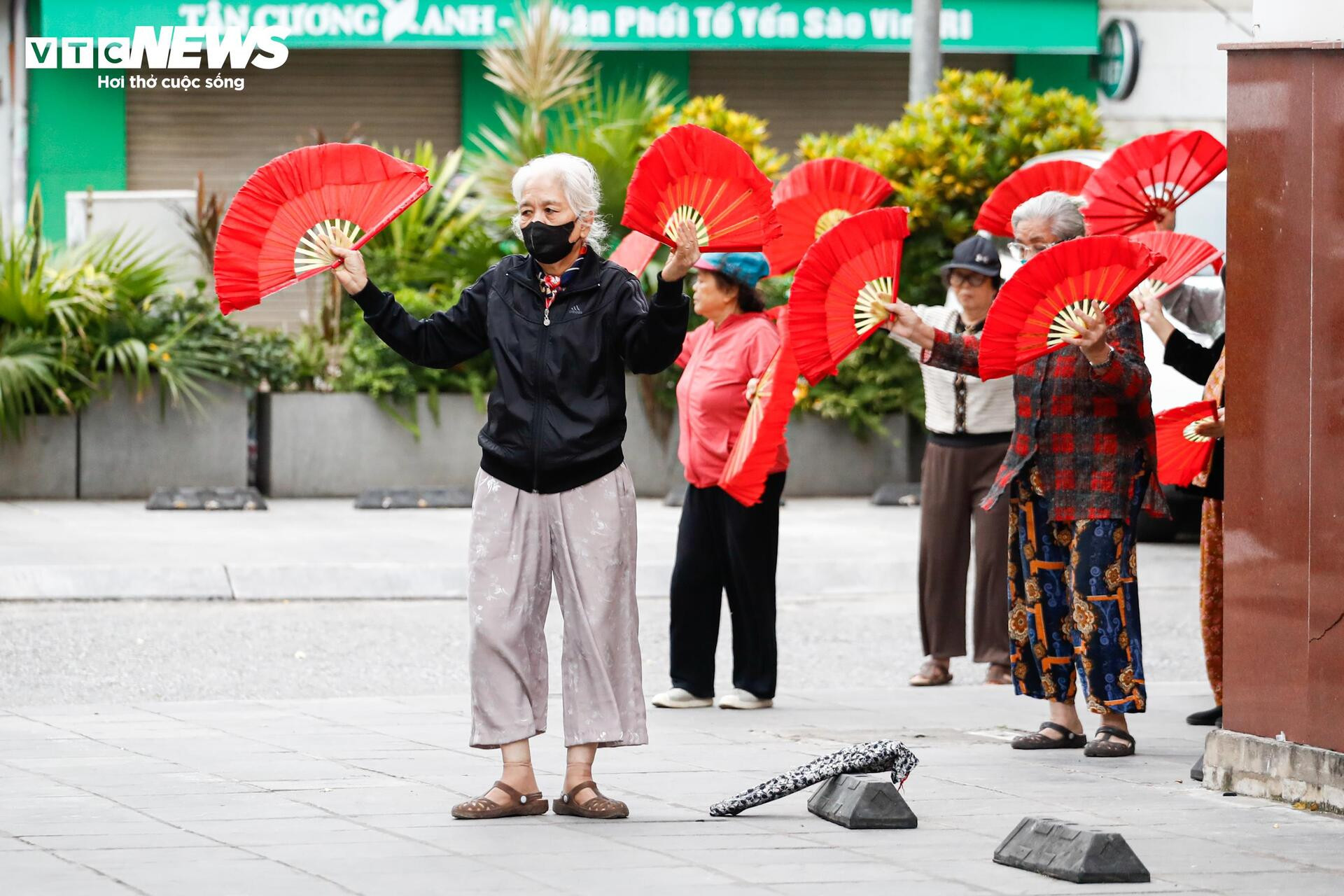 Người Hà Nội xuýt xoa đón gió lạnh đầu mùa - 3