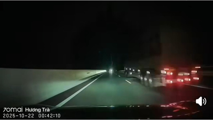 Ô tô đi ngược chiều, phóng vun vút trên cao tốc Móng Cái - Vân Đồn suýt gây tai nạn thảm khốc.