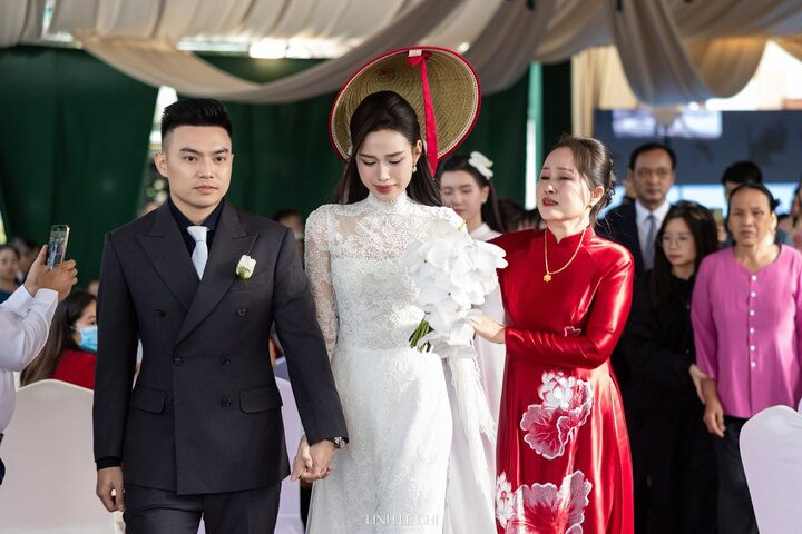 Một trong những hình ảnh xúc động trong lễ đón dâu là khi bà Cù Thị Hoa – mẹ của hoa hậu vừa che nón vừa chạy theo xe cưới, tiễn con gái về nhà chồng. Chiếc nón bà cầm là món quà đặc biệt từ thông gia, theo phong tục vùng Hậu Lộc: mẹ chồng tặng con dâu chiếc nón mới như lời chào đón thành viên mới trong gia đình.