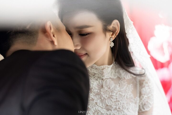 Đỗ Thị Hà, sinh năm 2001, đăng quang Hoa hậu Việt Nam 2020, từng lọt Top 13 Miss World 2021 tại Puerto Rico. Cô cũng là giám khảo của Miss World Vietnam 2023 và Hoa hậu Việt Nam 2024. Những năm gần đây, người đẹp Thanh Hóa chuyển hướng kinh doanh trong lĩnh vực làm đẹp, thường xuyên xuất hiện với phong cách sang trọng, hiện đại. Chú rể Nguyễn Viết Vương, sinh năm 1994, là thiếu gia của Tập đoàn Sơn Hải – một doanh nghiệp lớn có trụ sở tại Quảng Trị.