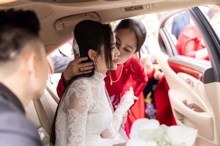 Trước khi chia tay, bà Hoa hôn má con gái, tiễn con gái về nhà chồng.