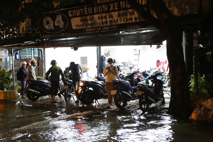 Các điểm sửa xe đông đúc khách.