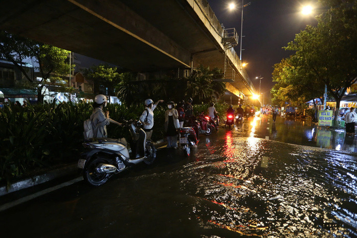 Nhiều người dừng xe đợi nước rút.