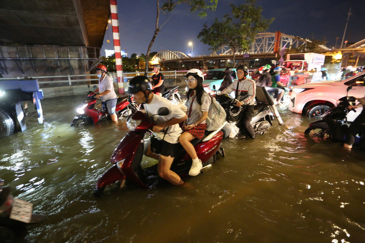 Ô tô, xe máy bì bõm giữa biển nước.
