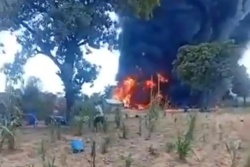 Xe bồn chở nhiên liệu bất ngờ phát nổ, ít nhất 35 người tử vong - Ảnh 1.