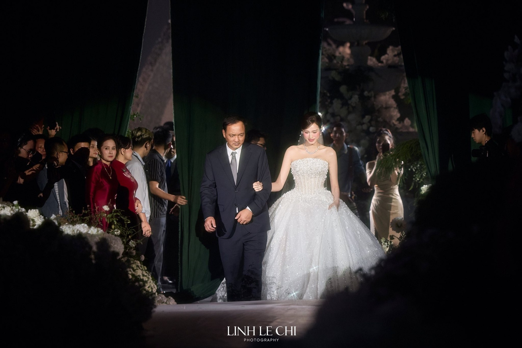 3 bộ váy cưới đẹp xuất sắc Đỗ Thị Hà mặc trong hôn lễ