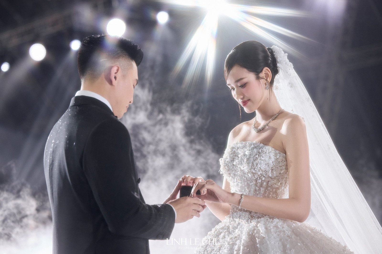 3 bộ váy cưới đẹp xuất sắc Đỗ Thị Hà mặc trong hôn lễ