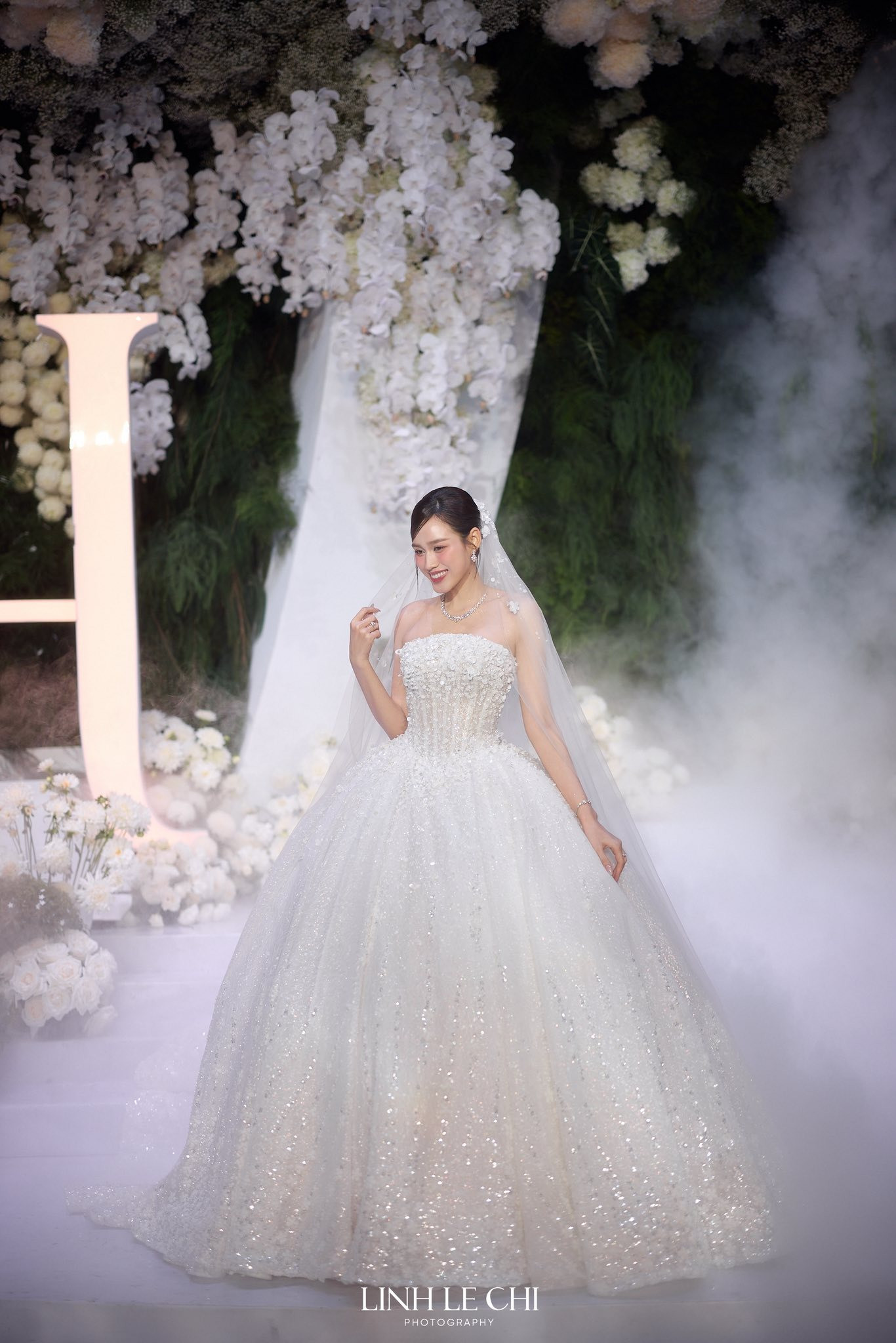 3 bộ váy cưới đẹp xuất sắc Đỗ Thị Hà mặc trong hôn lễ